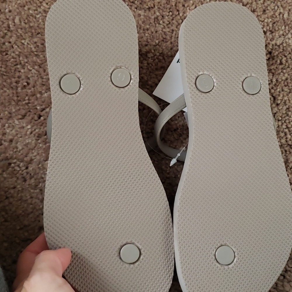 🔶️5 for $30🔶️ Old Navy flip flops - Picture 2 of 2